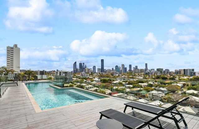 Sleek 1-Bed With Rooftop Pool & Amazing City Views