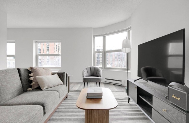 Sleek Gold Coast Studio w/Gym & Lounge, 1 block from L, by Blueground