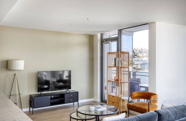 Sleek South Lake Union 2BR w/Gym & Roof, nr downtown, by Blueground