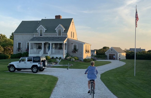 Sleeps 10. Heated pool. Walk to Beach, Sunset Views, 8 Bikes, AC