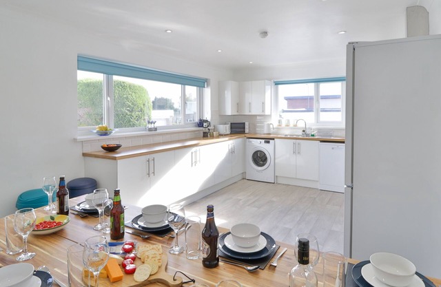 Sleeps 11, 2 Bath Bungalow - Parking & Free Wifi