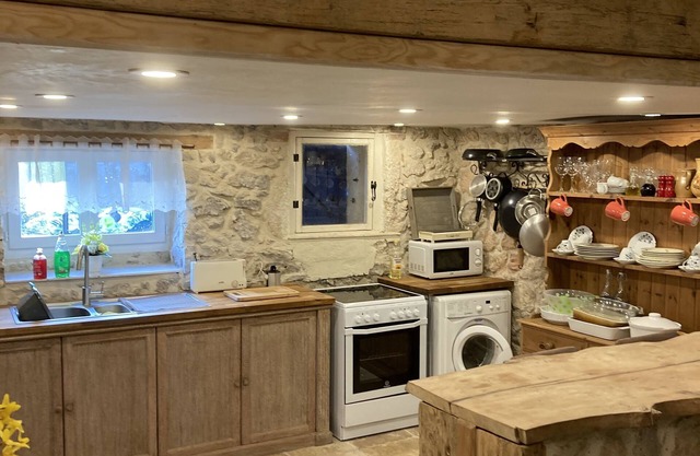 Sleeps 4 ideal for 2 couples own pool,hot tub 2 gites side by side