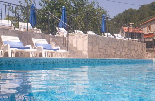 Sleeps 8/9 people. 2 apartments. Pool. Sea and mountain viewsi