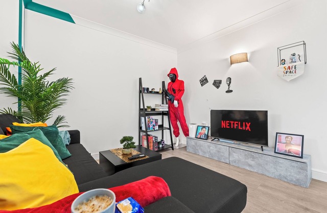 Sleeps6 | 2Bedflat in Canary Wharf - Free Parking Available| SquidGame Theme