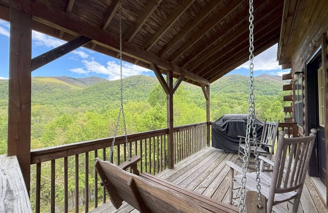 Sleepy Bear Log Cabin with View, WiFI