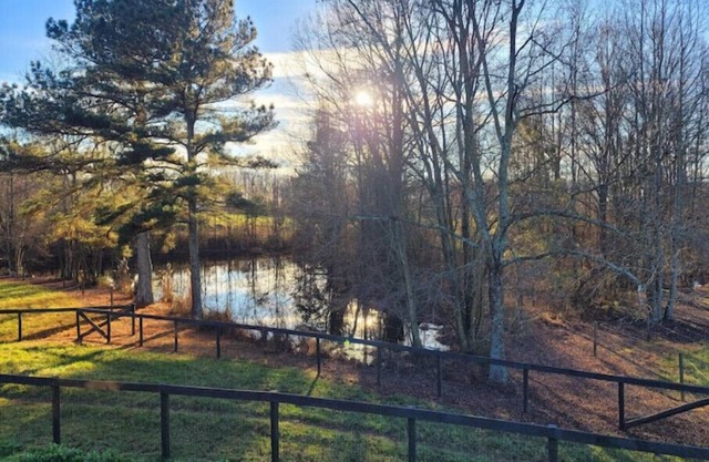Small Bunkhouse on Horse Farm with Pond!