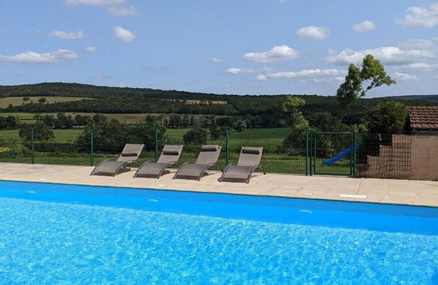 Small gîte for 2 with pool in peaceful Burgundy