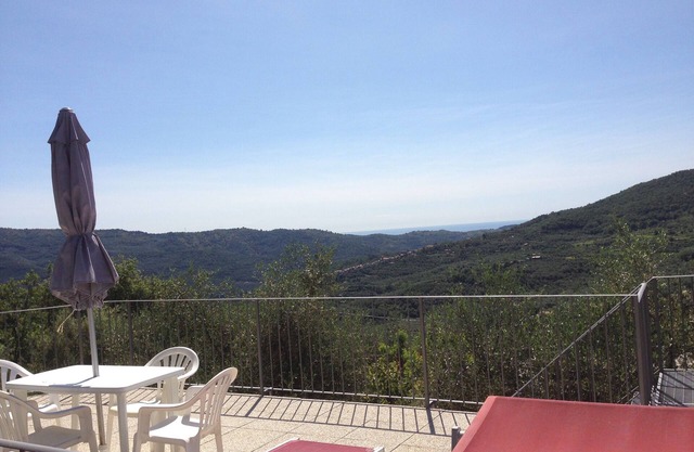 Small house with swimming pool in countryside 15 km from the sea