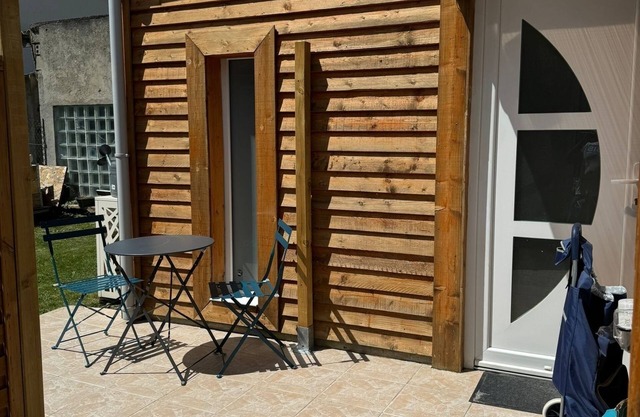 Small outbuilding in leafy setting close to Paris and Chantilly.
