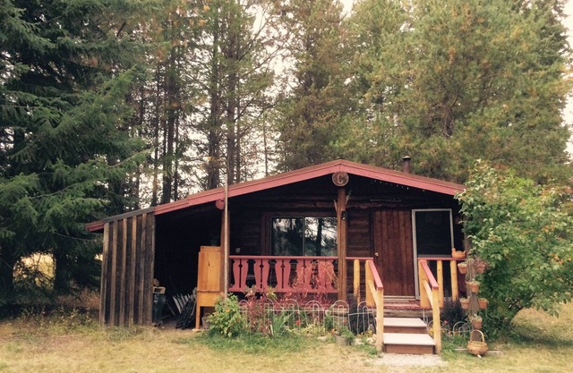 Small Vintage cabin, river/lakes/mountains! Hi-speed WiFi, Smart TV, pet fee