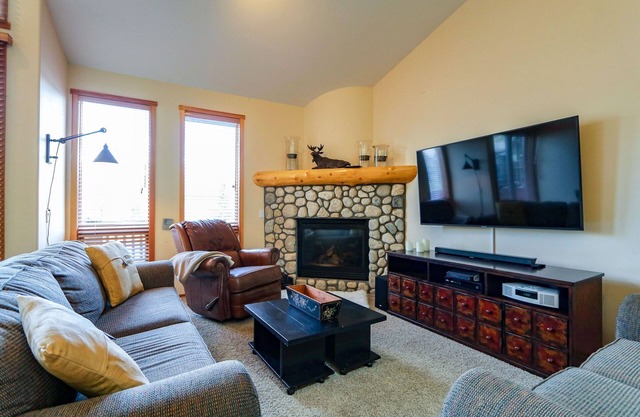 Snowcreek V 997 Panoramic Mountain Views, Pet-Friendly by RedAwning
