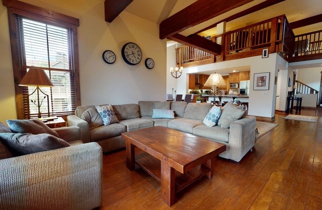 Snowcreek VI The Lodges 1130 Pet-Friendly, Beautiful and Spacious, Garage and Washer Dryer by RedAwning
