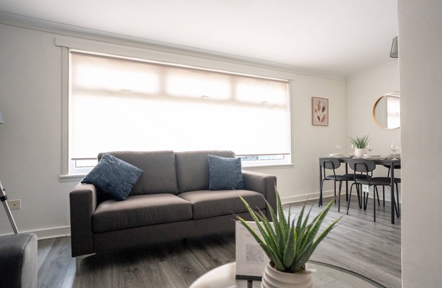 Snug Modern Home in Cumbernauld