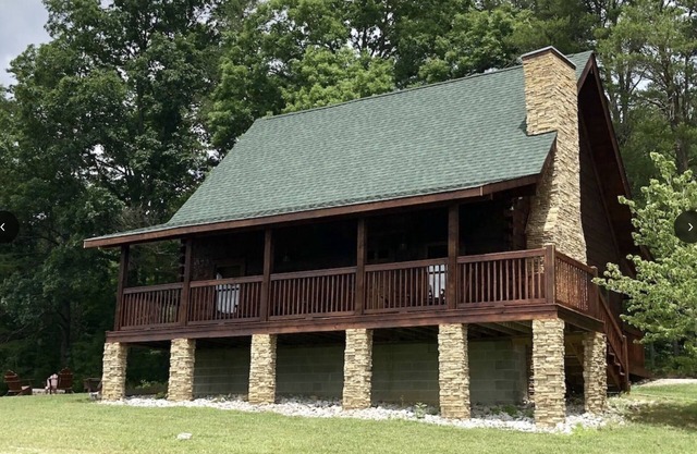Snuggle up in our 2/2 cozy cabin w/hot tub. The perfect Fall getaway! n