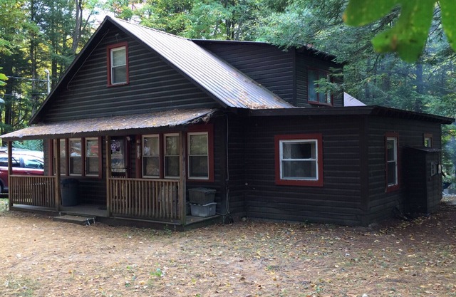 Snuggle up in the woods, 7 miles to Lake George,NY