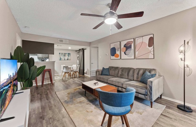SoCo 2BR warm suite w/pool, king bed, fast WiFi