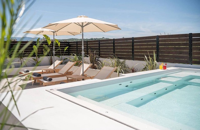 Sol Luxury Apartment: 3BD With a Rooftop Mini-Pool, 150m from the Beach