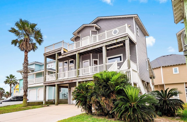 Somewhere in the Sun. 3 story, 4 bed 3 bath Ocean & Pool views ! 2 Masters !