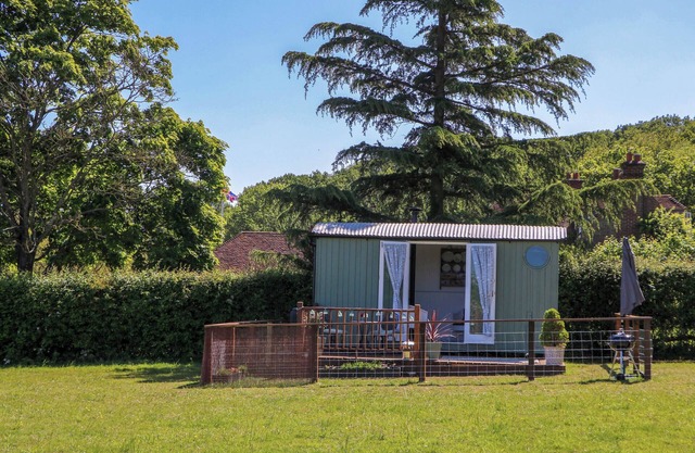 SONGBIRDS, pet friendly, with open fire in St Michaels, Kent
