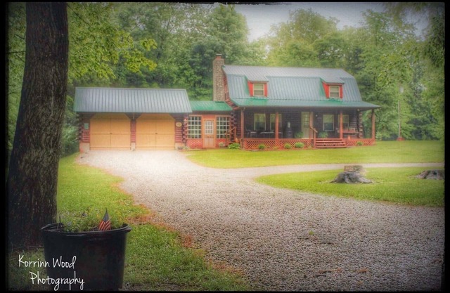 Sonshine Cabin is your own private park. With wildlife or a hike to the creek.