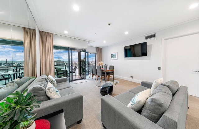 Sophisticated Spacious APT w/Stunning Harbour View