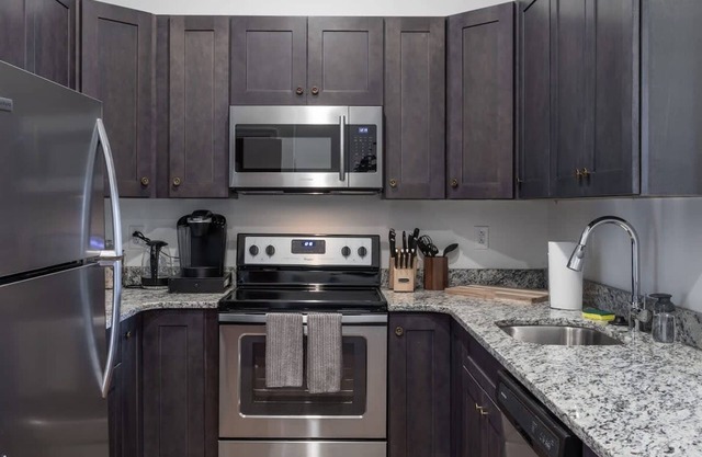 Sosuite 2BR Penthouse w W D Gym On-site Bar
