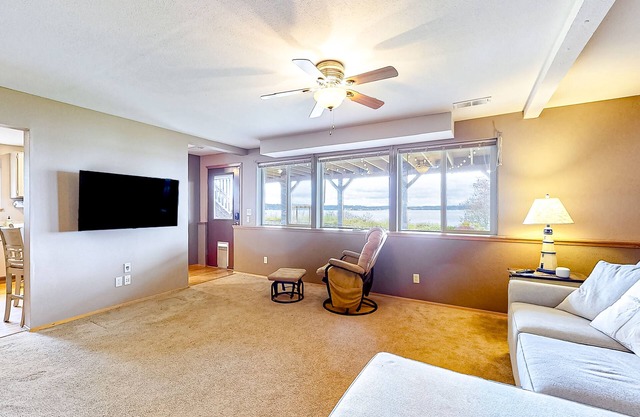 Soundside retreat with fireplace and sunrise views of Puget Sound & Mt. Baker