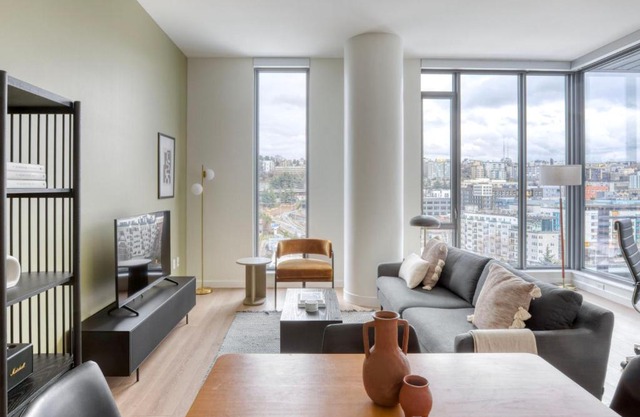 South Lake Union 2br w gym roof nr restaurants SEA-554