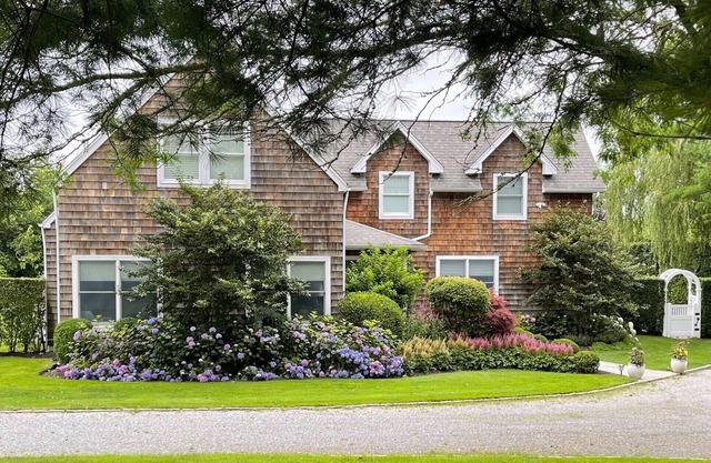 SOUTHAMPTON-POOL,3 min to town,1.5 miles to beach. Outdoor kitchen,putting green