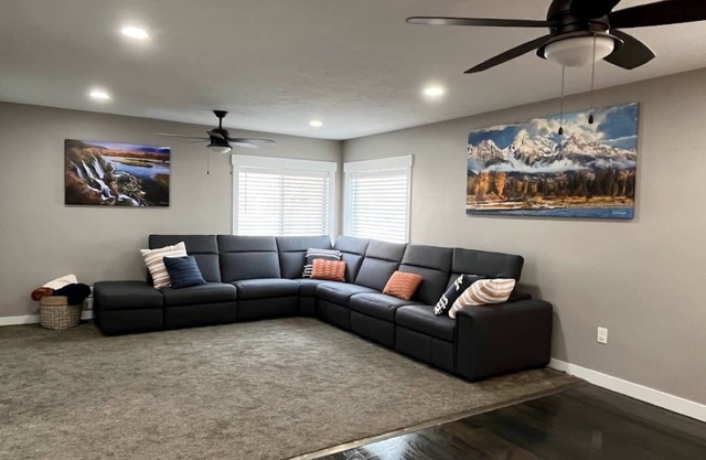 Southfork home sleeps 12 private setting w/hot tub