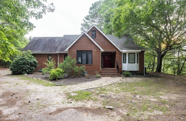 Spacious 4BR Getaway w/Games, Pier and Firepit
