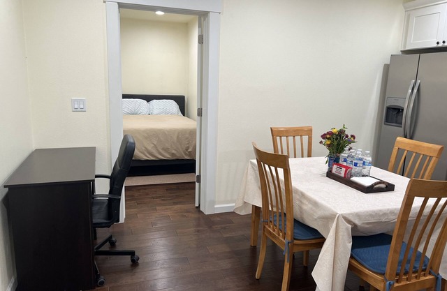 Spacious 1 bedroom apartment 2 mins to shopping malls and restaurants