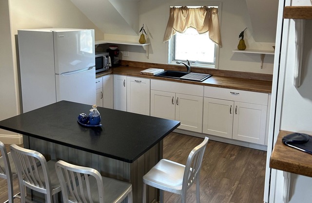 spacious 1-bedroom apartment in enchanting Chazy with WiFi