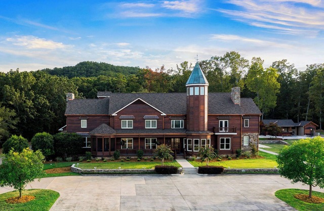 Spacious 11 Bedroom 11 Full Bath house in the charming North Georgia Mountains!