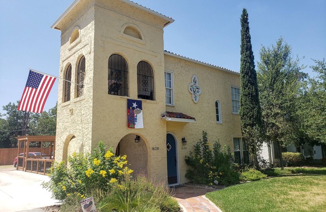 Spacious (2/1, 1100 sqf) - 5 -15 minutes to Airport, Downtown, SeaWorld, etc.
