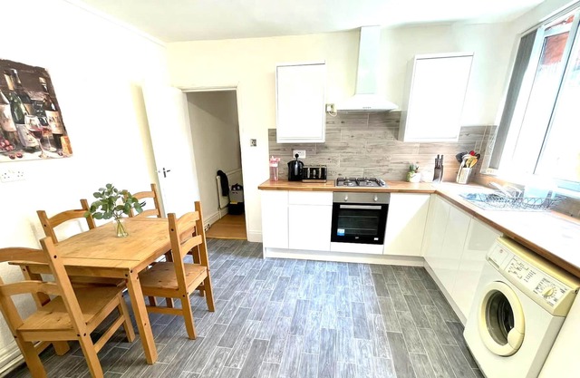 Spacious 2-Bed Apartment with Hot tub and Parking