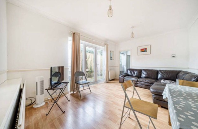 Spacious 2 bed Ground floor garden flat close to DLR