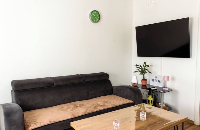 Spacious 2-bedroom Apartment w/Balcony & Free Parking – Ideal for Long Stays