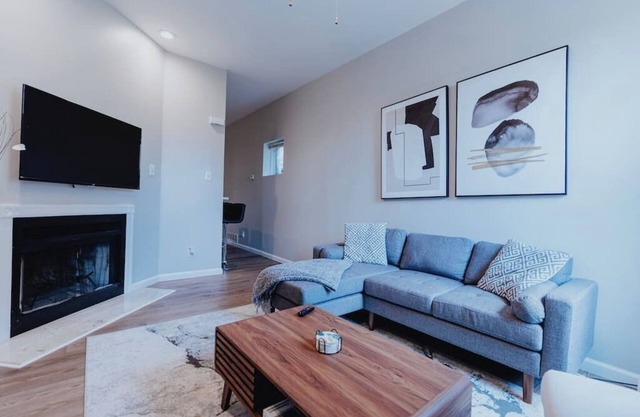 Spacious 2-BR First-Floor Soulard Apt—Desk, Smart-Lock, Free Parking