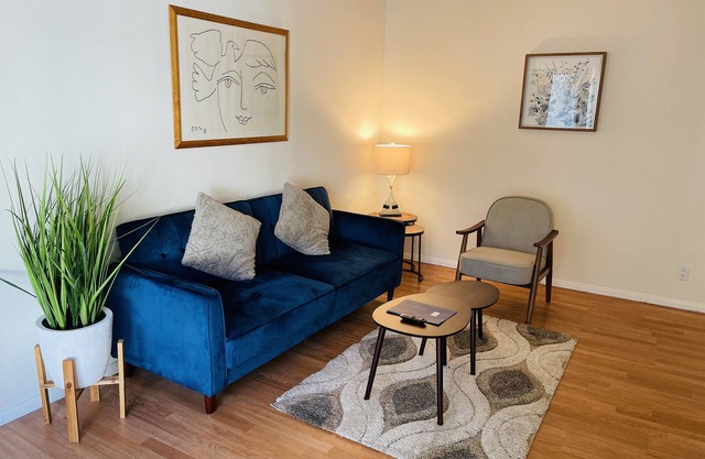 Spacious 2bd/2ba w/work space in West LA-close to SMC,UCLA Santa Monica Beach