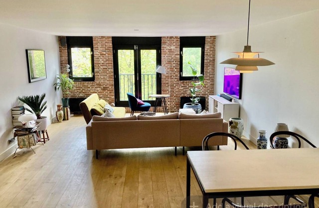 Spacious 2bedr- Apartment With Canal View in City Center