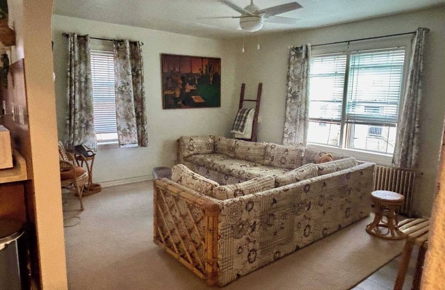 Spacious 2BR Getaway - Near City -Easy Parking