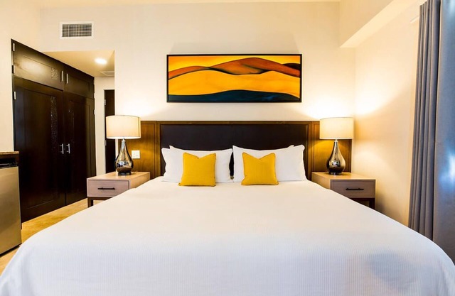 Spacious 2BR Suite with Full Kitchen! Rooftop Pool, Beachfront, Pet-friendly!