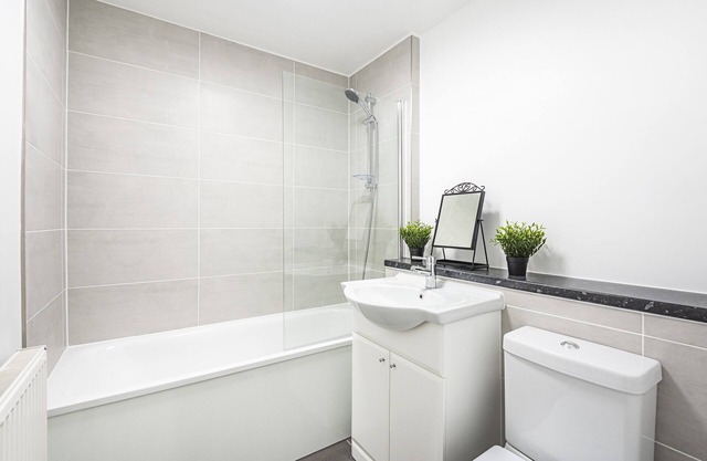 Spacious 3 Bed apartment near Victoria Park