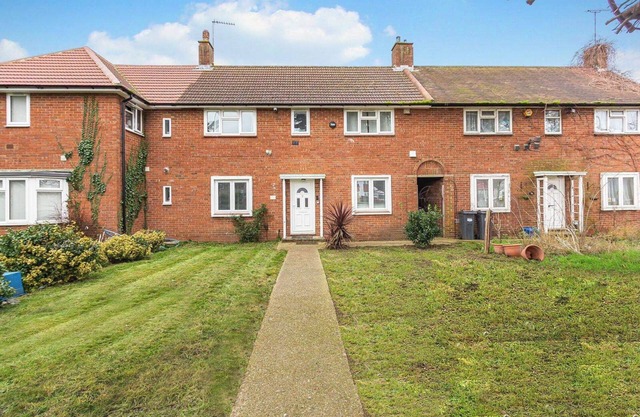 Spacious 3-Bed House with car park near Heathrow