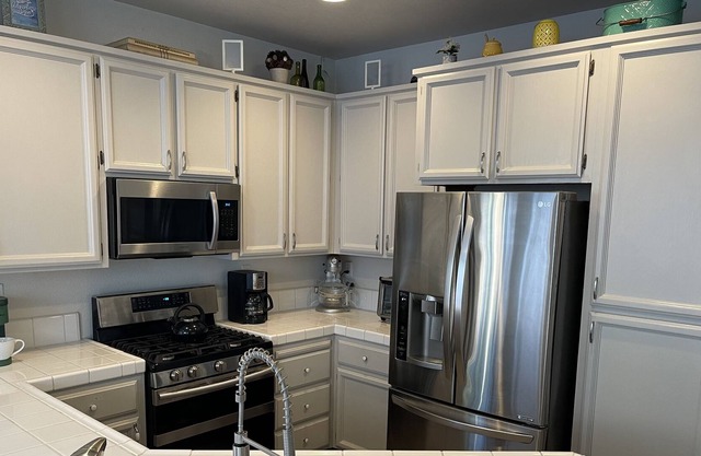 Spacious 3 bedroom 2 bath house. Quiet cul-de-sac, 15 minutes from downtown.