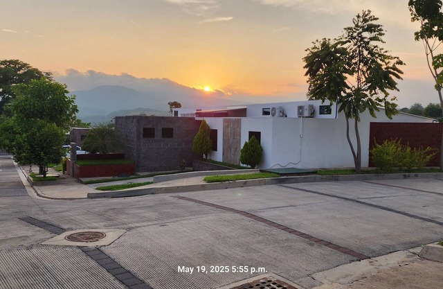 Spacious 3-bedroom bungalow with AC Entire house , WiFi in San Juan Opico.