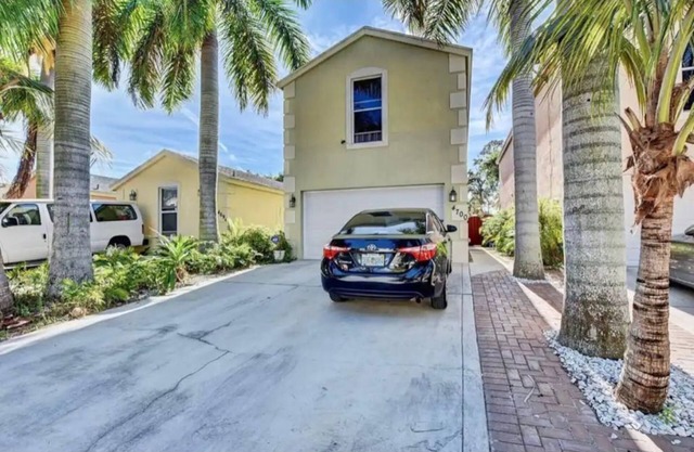Spacious 3 bedroom 2.5 bath House in lake worth