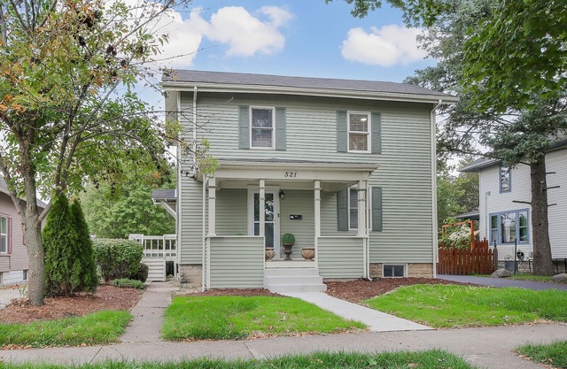 Spacious 3-bedroom apartment in DT Naperville with WiFi, AC and in unit Laundry!
