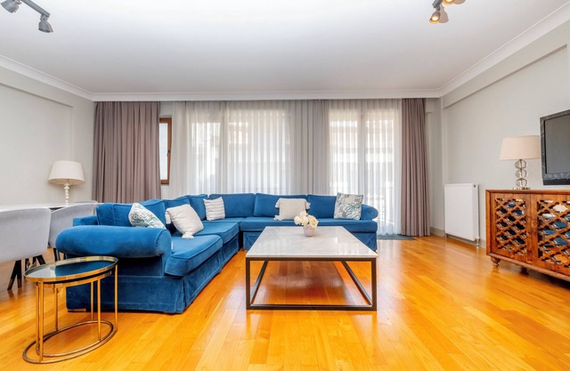 Spacious 3-bedroom apartment with WiFi, AC in lovely Istanbul